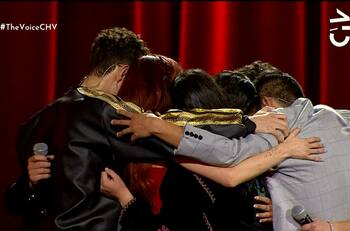 “Una decisión terrible”: Cami despidió a dos integrantes de su equipo en llorada eliminación en “The Voice Chile”