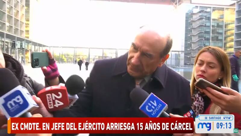El General (r) Juan Miguel Fuente-Alba revisó el micrófono de Karim Butte.