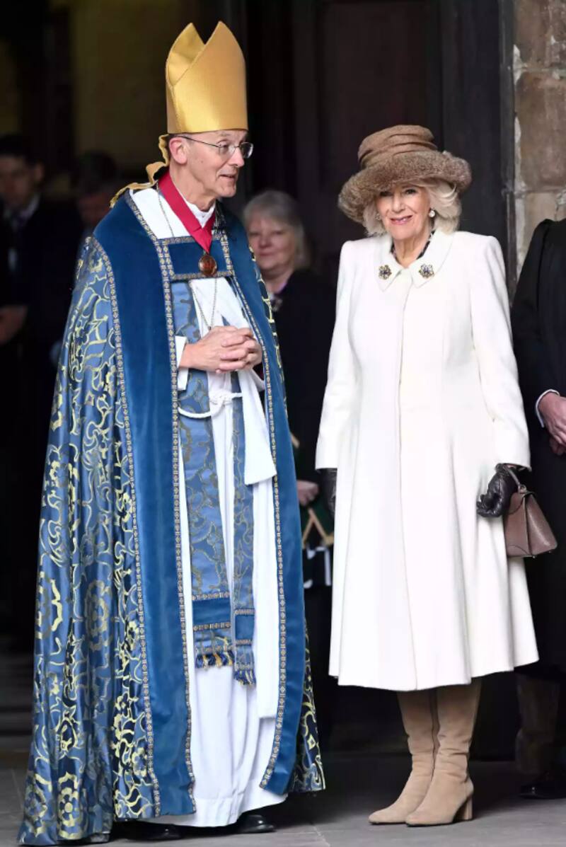 Reina Camilla posó junto al obispo de Worcester.