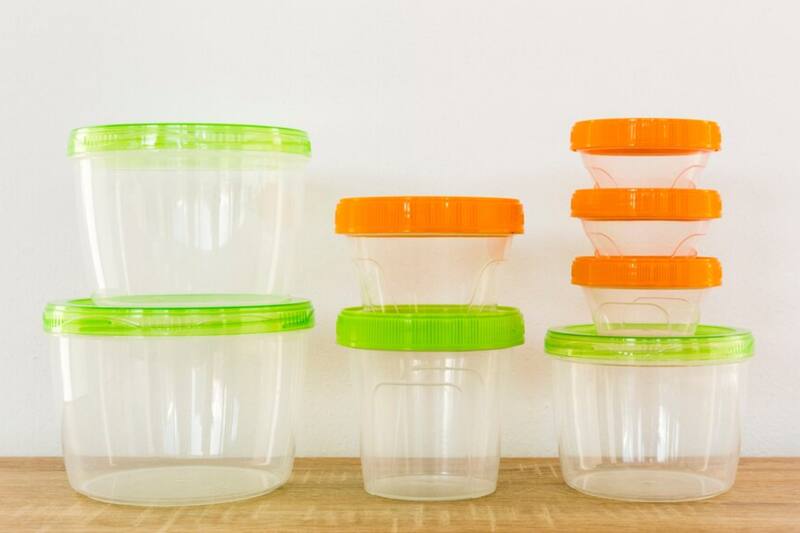 Así puedes eliminar los olores de tus tapers.