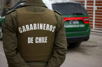 VIDEO | Deberían haber estado trabajando: Dos carabineros fueron sorprendidos en un servicentro a altas horas de la noche