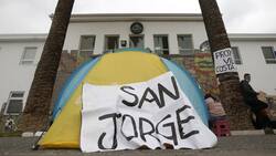 Puente Alto: Vecinos se toman la municipalidad por demora en construcción de viviendas