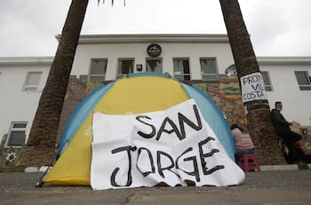 Puente Alto: Vecinos se toman la municipalidad por demora en construcción de viviendas