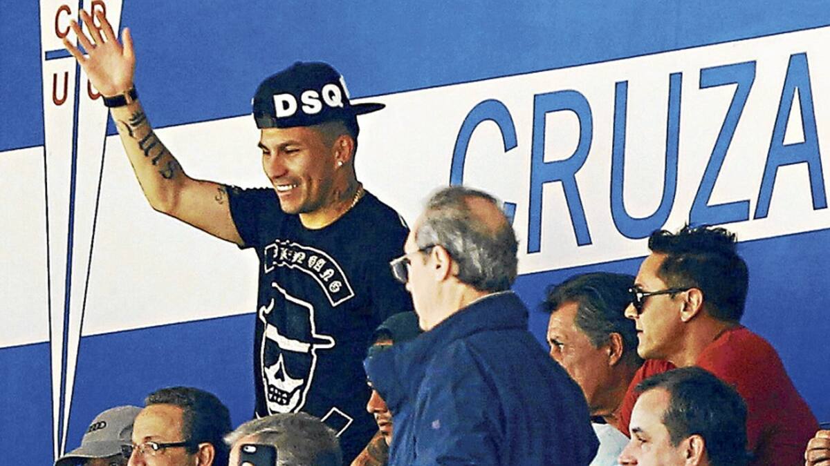 Gary Medel cantó con hinchas de la UC y gritó gol de su hermano por La Serena