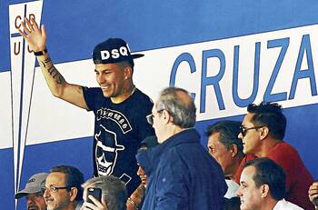 Gary Medel cantó con hinchas de la UC y gritó gol de su hermano por La Serena