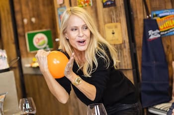 Los 5 icónicos vestidos de Cecilia Bolocco que hicieron historia y que donará a su fundación