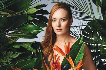 Estrellas de hockey ruso posan sin ropa, vestidas solo con flores en calendario 2020