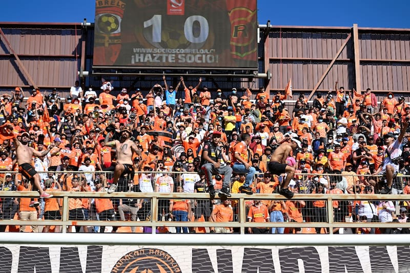 Los hinchas de Cobreloa sufren con el momento del club en Primera B. Foto: Agencia Aton.