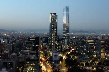 ¿La ciudad de las oportunidades?: Lo que realmente le cuesta a los recién egresados de regiones vivir en Santiago
