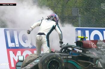 George Russell y Valtteri Bottas protagonizaron una discusión tras choque que los sacó de la pista