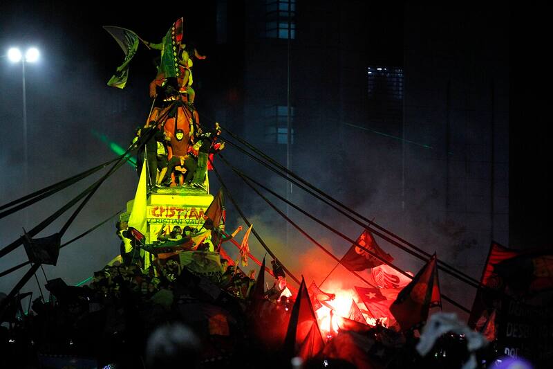 Santiago, 25 de octubre de 2020.
Comienzan festejos por el apruebo en Plaza Italia.
Jonnathan Oyarzun/Aton Chile