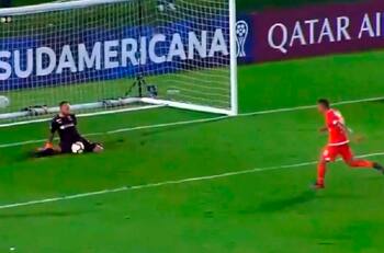 Jugador intentó lucirse con penal a lo "Panenka" y el arquero rival lo humilló con la atajada