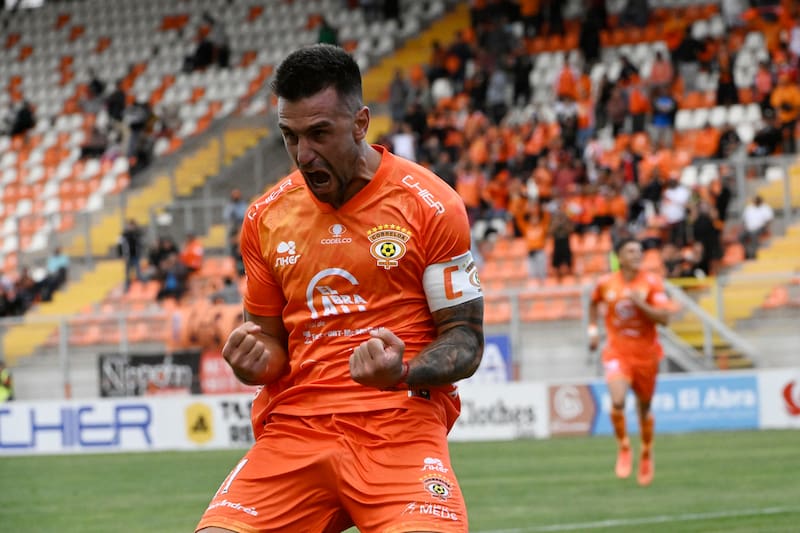 Gustavo Gotti festeja el debut triunfal de Cobreloa en Primera B. Agencia Aton