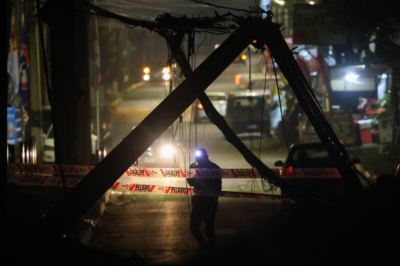 La caída de postes y del cableado eléctrico causó la interrupción del suministro en varios puntos del país.