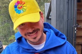 Redes sociales estallan contra J Balvin por burlarse de Shakira