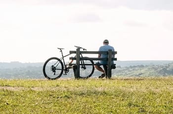 Fue uno de los rostros más queridos de televisión y un ACV casi lo mata, hoy vive lejos de las cámaras por su salud
