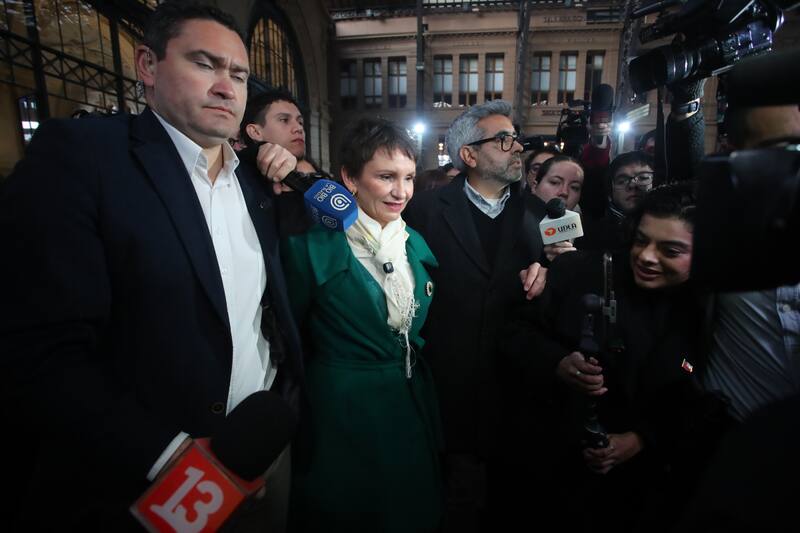 La candidata llegó a su local de votación cerca de las 11:15 horas de este domingo.