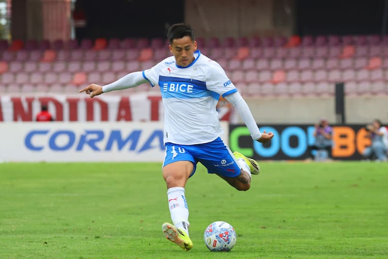 El argentino con la camiseta de la UC. Foto: Agencia Aton.