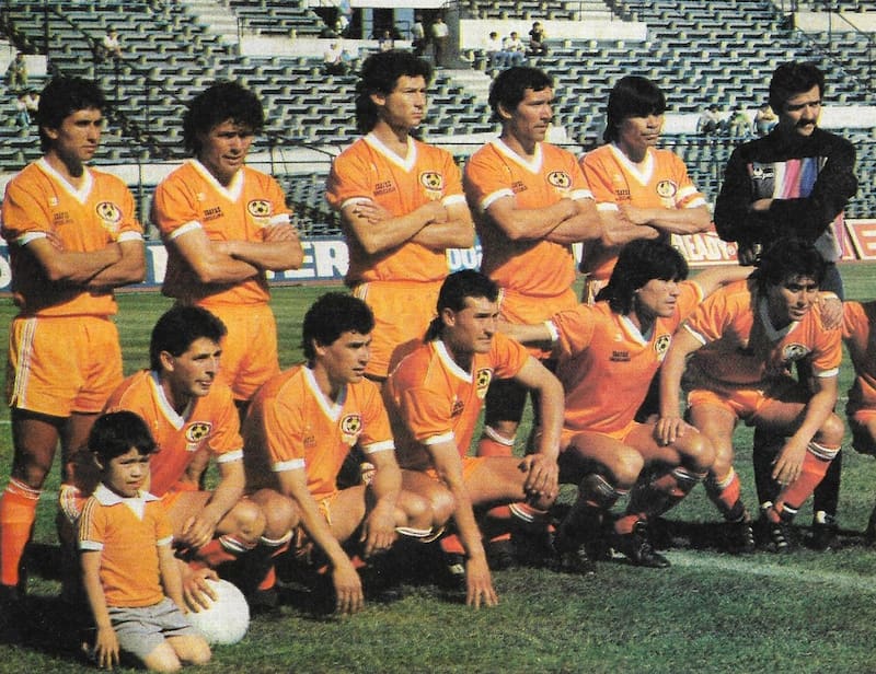 Con Miguel Hermosilla de técnico, Trobbiani dio la vuelta olímpica. Arriba, de izq. a der.: Cabrera, Puebla, Tello, Alarcón, Tabilo y Osbén. Abajo: Pindinga Muñoz, Chicho García, González, Trobianni y Covarrubias.