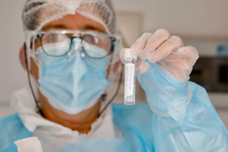 El contagio se produjo por vía sexual durante el pasado mes de julio, y las autoridades ya descartaron que se tratara de la nueva variante de la enfermedad. (Aton Chile)