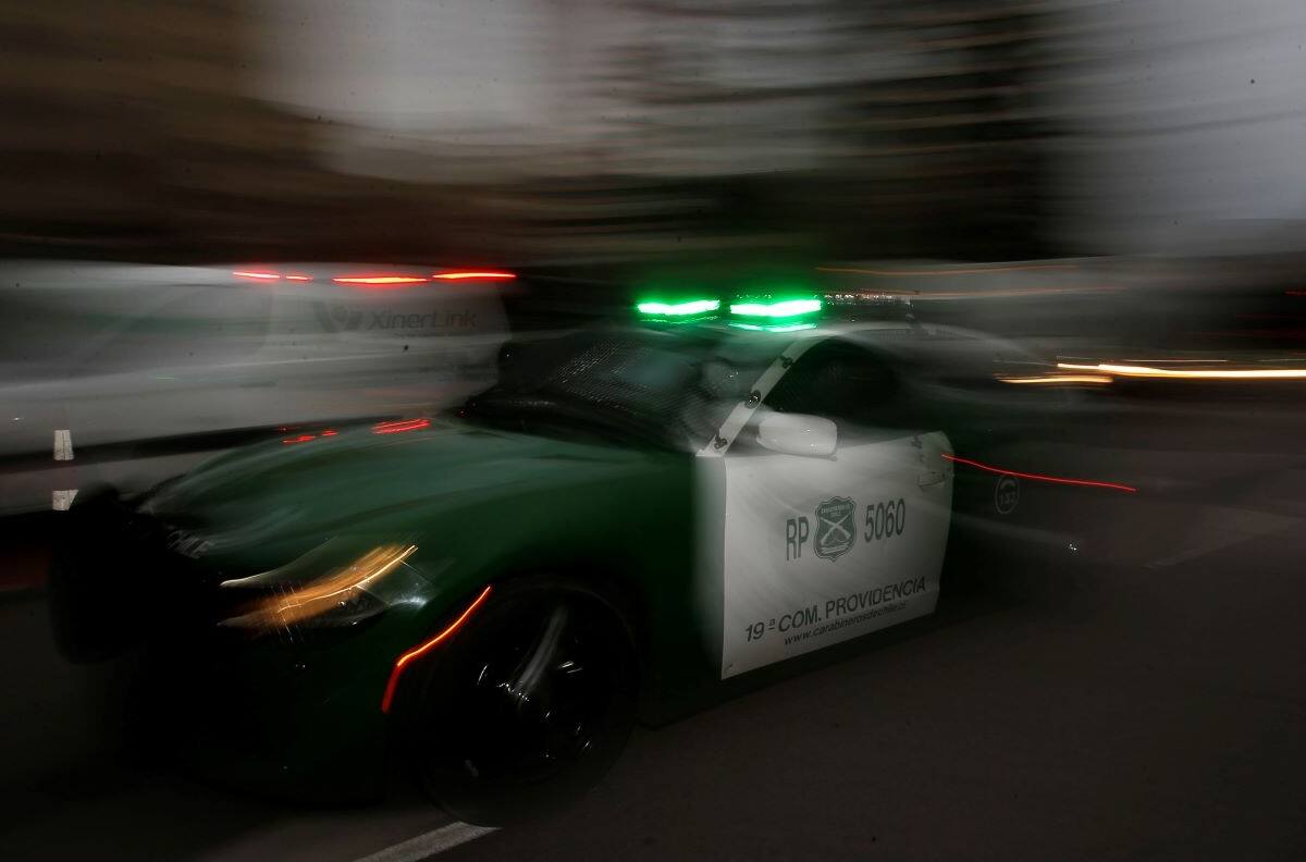 VIDEO | Asalto en Las Condes: Motochorros roban y golpean a pareja de turistas afuera de un banco
