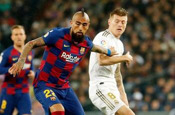 Inter evaluaría quedarse con Radja Nainggolan por sobre Arturo Vidal