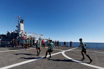 FOTOS | Histórico: Santiago Wanderers entrenó sobre un buque de la Armada en pleno Océano Pacifico