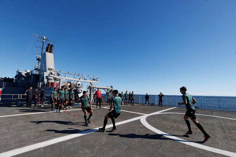 realizó un entrenamiento sobre la cubierta del Buque Aquiles de la Armada de Chile. Foto: Comunicaciones FFCh.
