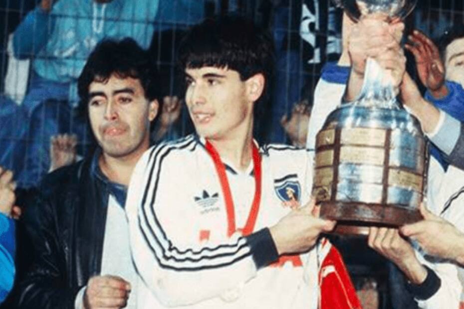 El recordado defensor de Colo Colo con la Copa Libertadores de América, cuando recién tenía 20 años de edad. Foto: Historia de Colo Colo.