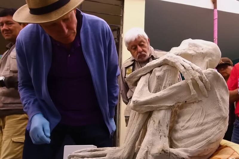 Los fósiles tienen extremidades de tres dedos largos y una particular cabeza alargada que le dan un aspecto muy lejano al de los seres humanos.