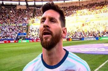 Hinchas argentinos en picada con Lionel Messi por cantar el himno patrio