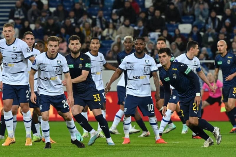 en su estreno oficial en la Liga Rusa, con el PFC Sochi.