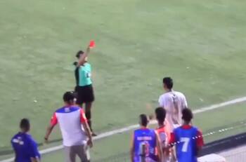 VIDEO | ¡Escándalo! Futbolista es expulsado y golpea a la árbitra