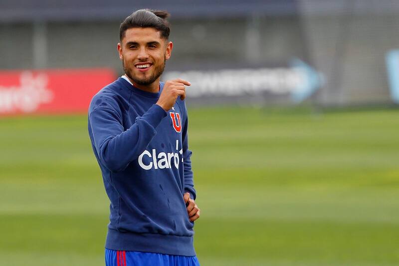 con la camiseta de la Universidad de Chile.