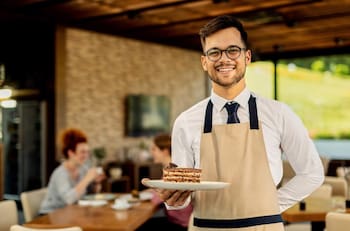 ¿Buscas trabajo de verano? Revisa estas ofertas laborales con sueldos de hasta $50.000 diarios