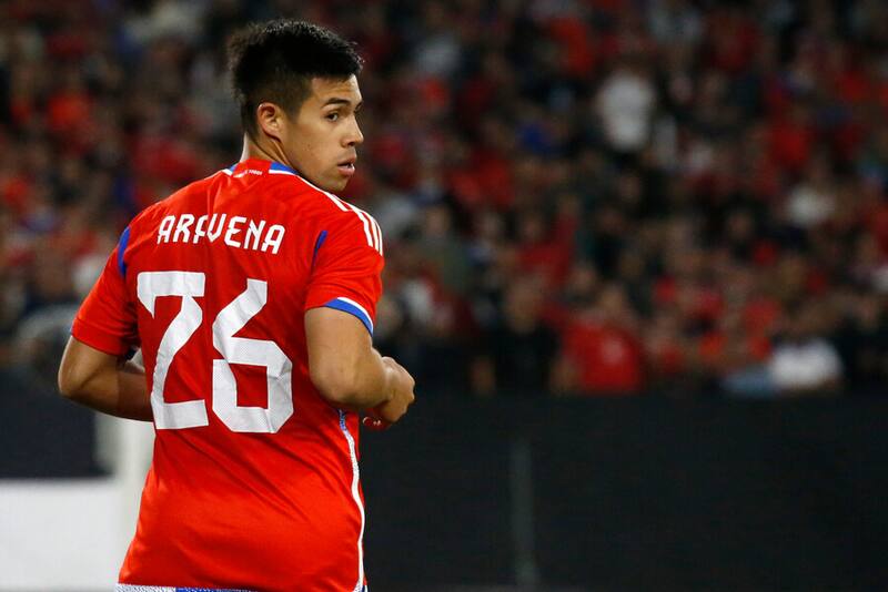 Alexander Aravena con la camiseta de La Roja. Foto: Aton.