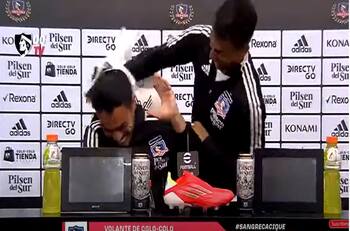 VIDEO | Iván Morales sorprendió a Gabriel Suazo y lo zamarreó en plena conferencia de prensa