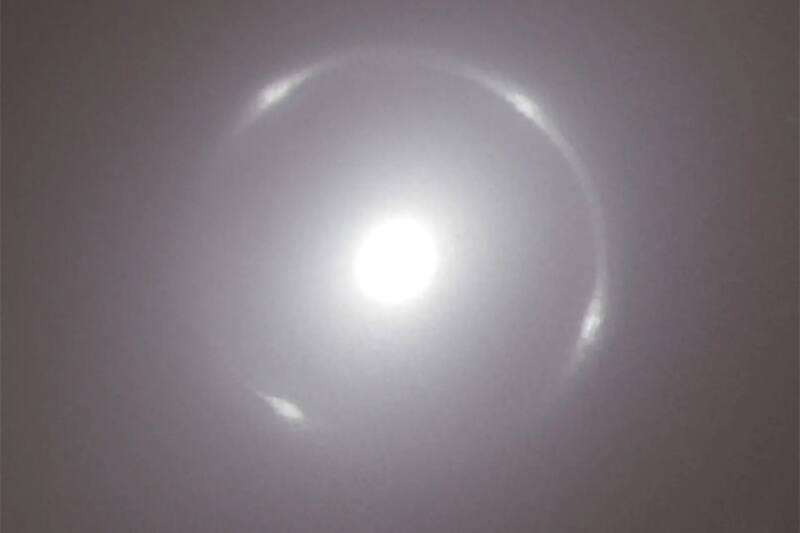 Así se ve la galaxia NGC 6505, con el anillo de Einstein aliniado con ella.