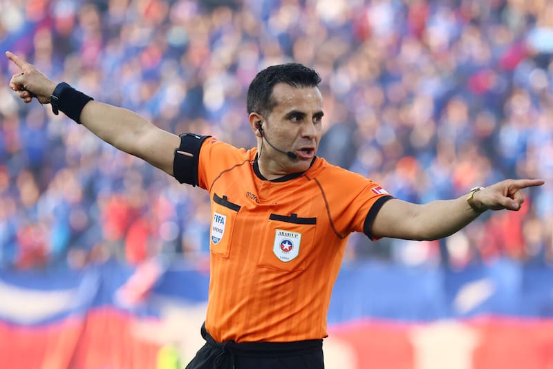 Antes fue una empanada y un celular: Piero Maza protagoniza otro hecho insólito en el fútbol chileno. Foto: Aton.