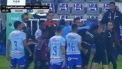 VIDEO | Escándalo en Ecuador: golpean a árbitro en pleno partido del Aucas de Hernán Galíndez