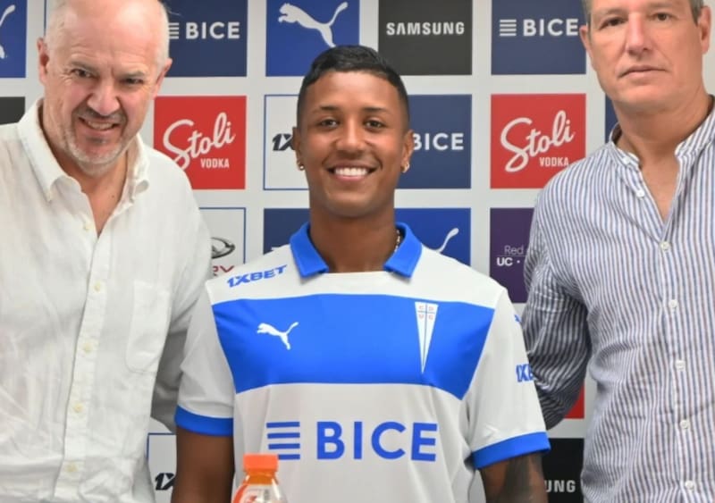 en su presentación en la UC. Foto: Comunicaciones Cruzados.