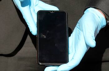 Falleció Menor de 16 años cuando manipulaba cargador de celular. ¿Cuáles son los riesgos al usarlos?