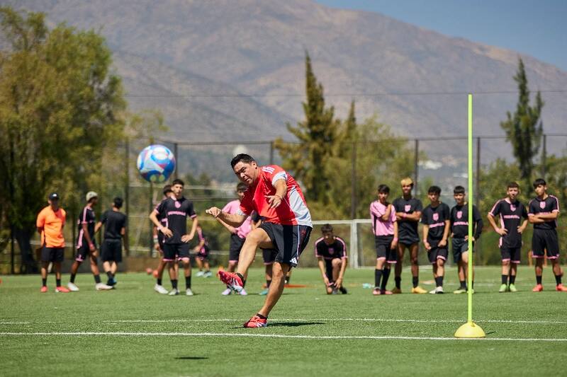 El goleador aconsejó a Javier Correa. Foto: Adidas Chile.