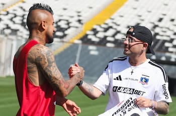 Hace dos años se lució en Chile con la camiseta de la U y ahora sorprendió usando la de Colo Colo