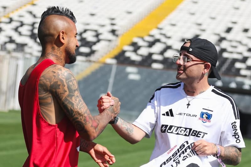 El artista uruguayo junto a Arturo Vidal en el Monumental. Foto: Colo Colo.