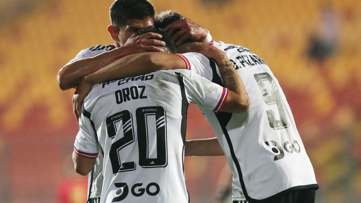 Jugadores de Colo Colo celebrando un gol en el partido ante Unión Española por la fecha 14 del Campeonato Nacional 2023.
