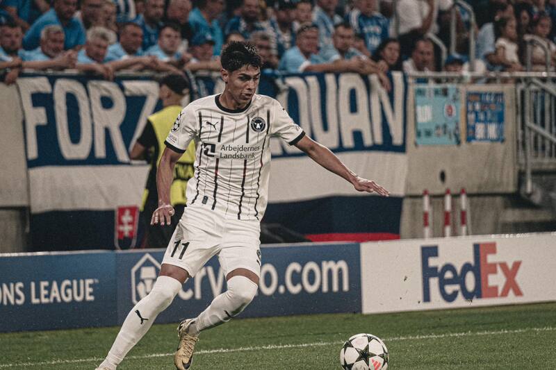 Darío Osorio ante el Slovan Bratislava.