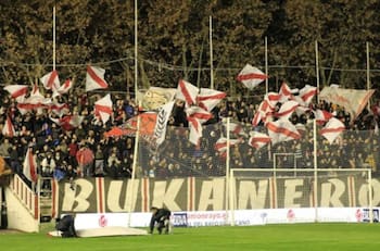 Izquierda vs. derecha: el factor ideológico radical que explica el caos en un partido de Conference League