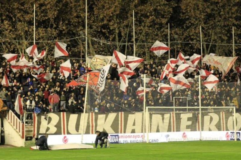 Los Bukaneros, hinchas radicales del Rayo Vallecano que se enfrentaron ante los hinchas de Lech Poznań.