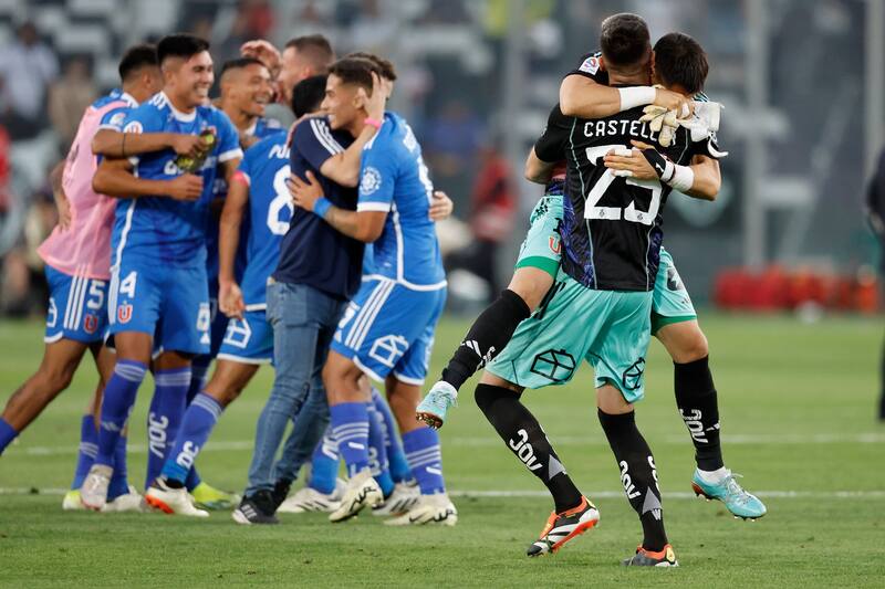 El abrazo entre los arqueros de la U tras la victoria ante Colo Colo. Foto: Aton.